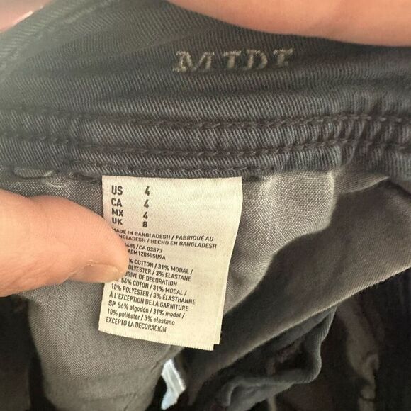 American Eagle blue stretchy normcore size 4 midi shorts - Picture 2 of 3